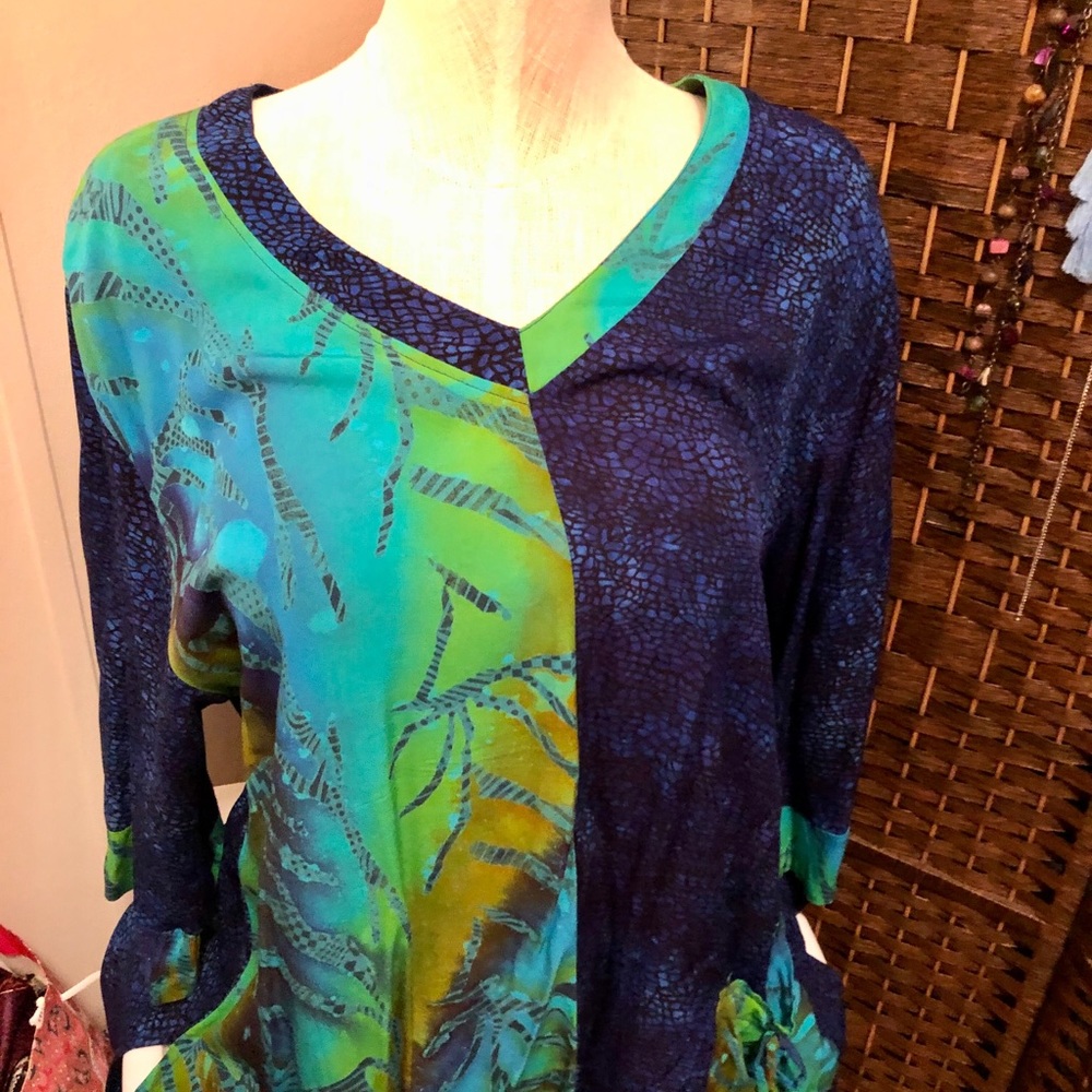 Gorgeous Colorful Shirt 💚💙 - Picture 2 of 8